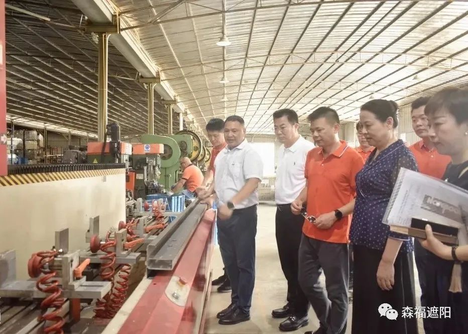 高溫慰問(wèn)送清涼，點(diǎn)滴關(guān)懷沁人心——寧興控股公司領(lǐng)導(dǎo)走進(jìn)森福遮陽(yáng)車間