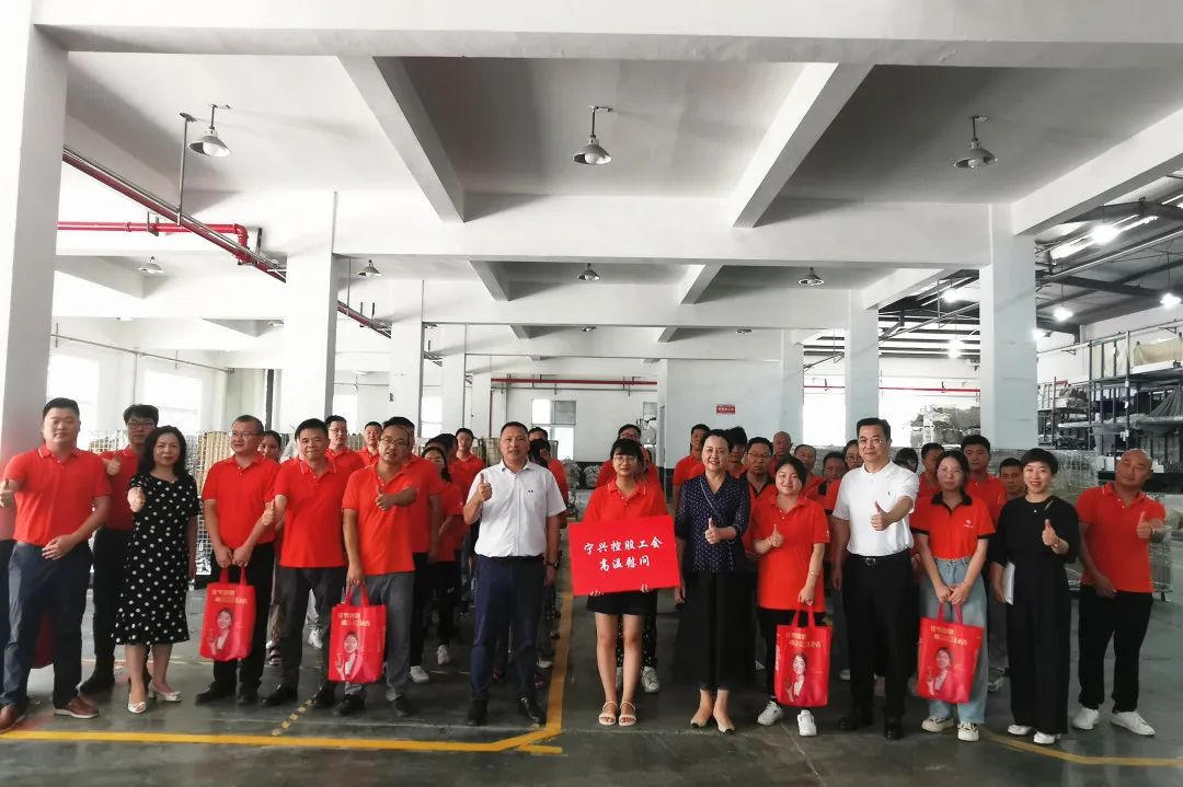 戰(zhàn)高溫 送關(guān)懷 鼓干勁——控股公司領(lǐng)導(dǎo)慰問(wèn)一線員工